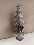 Kerstboom ijzer op voet met decoratie strik groene tak dennenappells en glitters 50 cm | La Galleria | JIF-45341 Kerstboom ijzer op voet met decoratie strik groene tak dennenappells en glitters 50 cm | La Galleria | JIF-45341